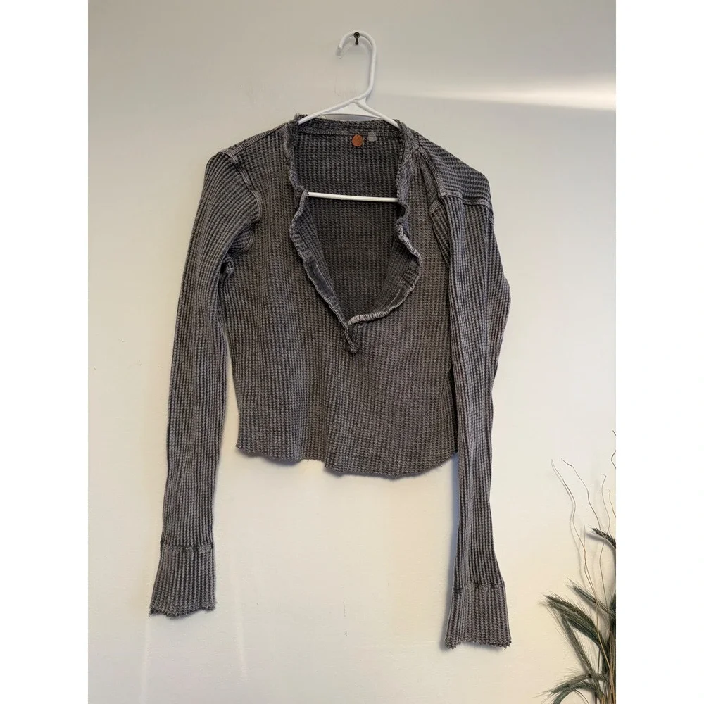Free People We The Free Grey Waffle Knit Thermal Henley Cropped Top Womens M